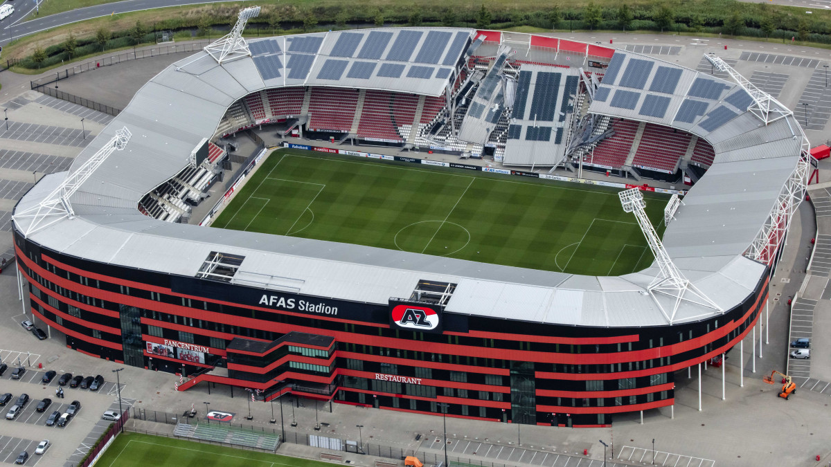 Az AZ Alkmaar holland első osztályú labdarúgóklub otthonának, az AFAS stadionnak a leszakadt teteje Alkmaarban 2019. augusztus 11-én. A tetőszerkezet egy része az előző nap, egy viharban rongálódott meg, a lelátón senki sem tartózkodott, így az esetnek nincs sérültje.