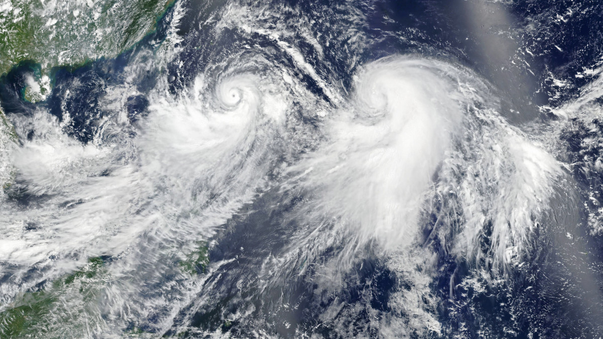 A NASA amerikai űrkutatási hivatal Földi Obszervatóriuma által 2019. augusztus 7-én készített műholdfelvétel a Lekimának elnevezett tájfunról (b) és a Krosa trópusi viharról (j) Japán felett. A Lekima miatt a Japán déli részén fekvő Isigaki, Mijako és Okinava szigetén, 15 ezer háztartásban nincs áram, 68 légi járatot töröltek, leállították a térségben lévő szigetek közötti kompforgalmat. A trópusi ciklon elérte Tajvan keleti partját, és Kína felé halad.