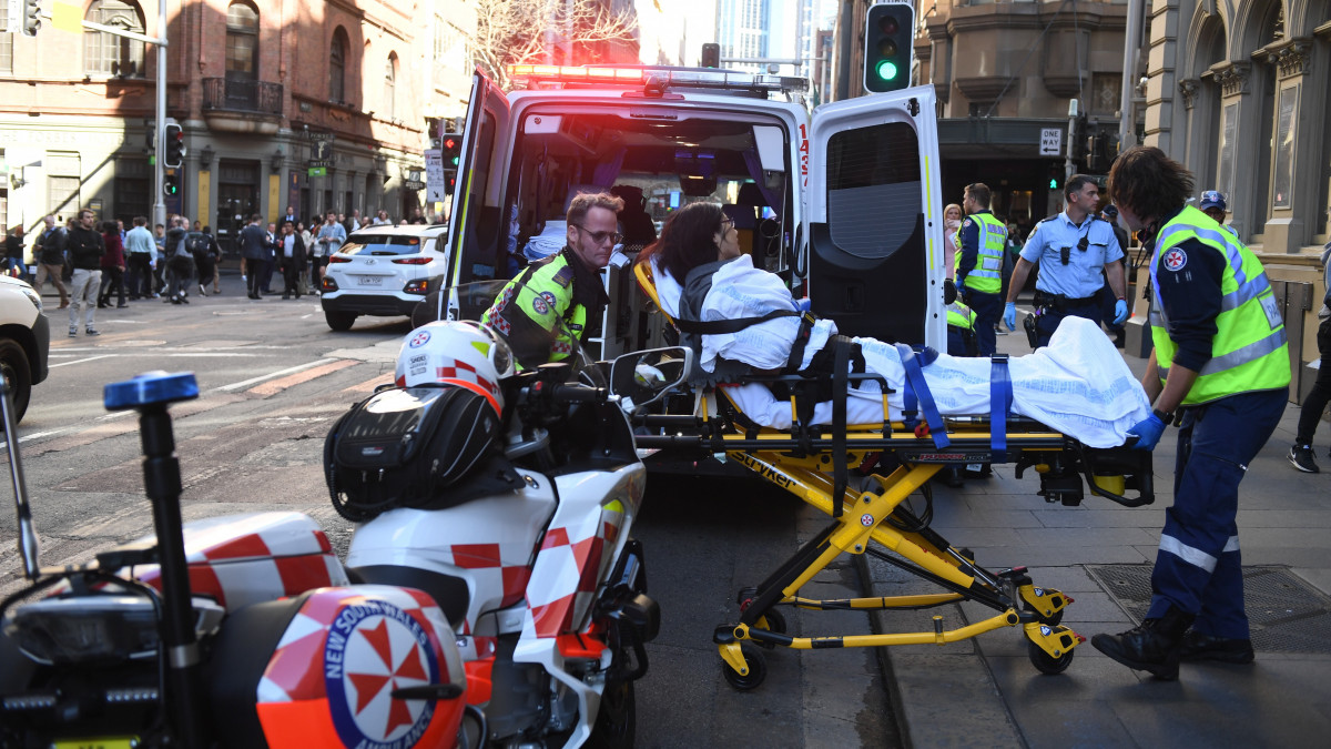 Hordágyon viszik a Sydney belvárosában, a Wynyard állomás közelében elkövetett késes támadás egyik sebesültjét 2019. augusztus 13-án. Egy ismeretlen férfi több embert sebesített meg késsel, a támadót a járókelők ártalmatlanították, és a kiérkező rendőrök őrizetbe vették.