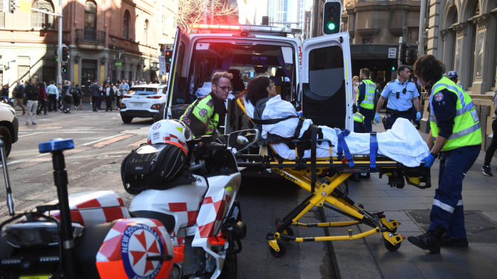 Már holttestet is találtak a késes támadás után: új információk Ausztráliából