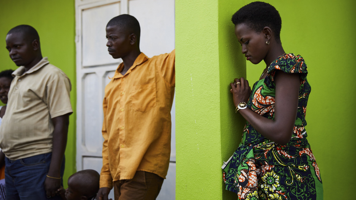 A Kongói Demokratikus Köztársaságban állomásozó ENSZ-rendőrség (UNPOL) munkatársainak az ebolajárvánnyal kapcsolatos kampányrendezvényén vesznek részt falubeliek az Észak-Kivu tartományban fekvő Oichában 2019. május 15-én. A Kongói Demokratikus Köztársaságban kilencedik hónapja pusztít a járvány, az ebolás megbetegedések száma meghaladja a másfél ezret.