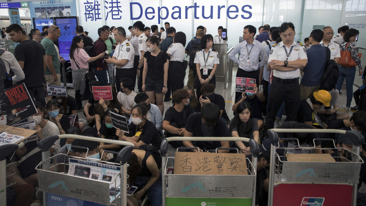 A kiadatási törvény módosítását célzó tervezet visszavonását követelő tüntetők megszállva tartják a hongkongi Csek Lap Kok Nemzetközi Repülőteret 2019. augusztus 13-án. A hónapokkal ezelőtt kezdődött, egyre hevesebbé váló tiltakozáshullám részeként folytatott ülőtüntetés ötödik napja tart a repülőtéren, emiatt több mint 300 járatot törölt a Kína különleges közigazgatási övezeteként működő város repterének vezetése.
