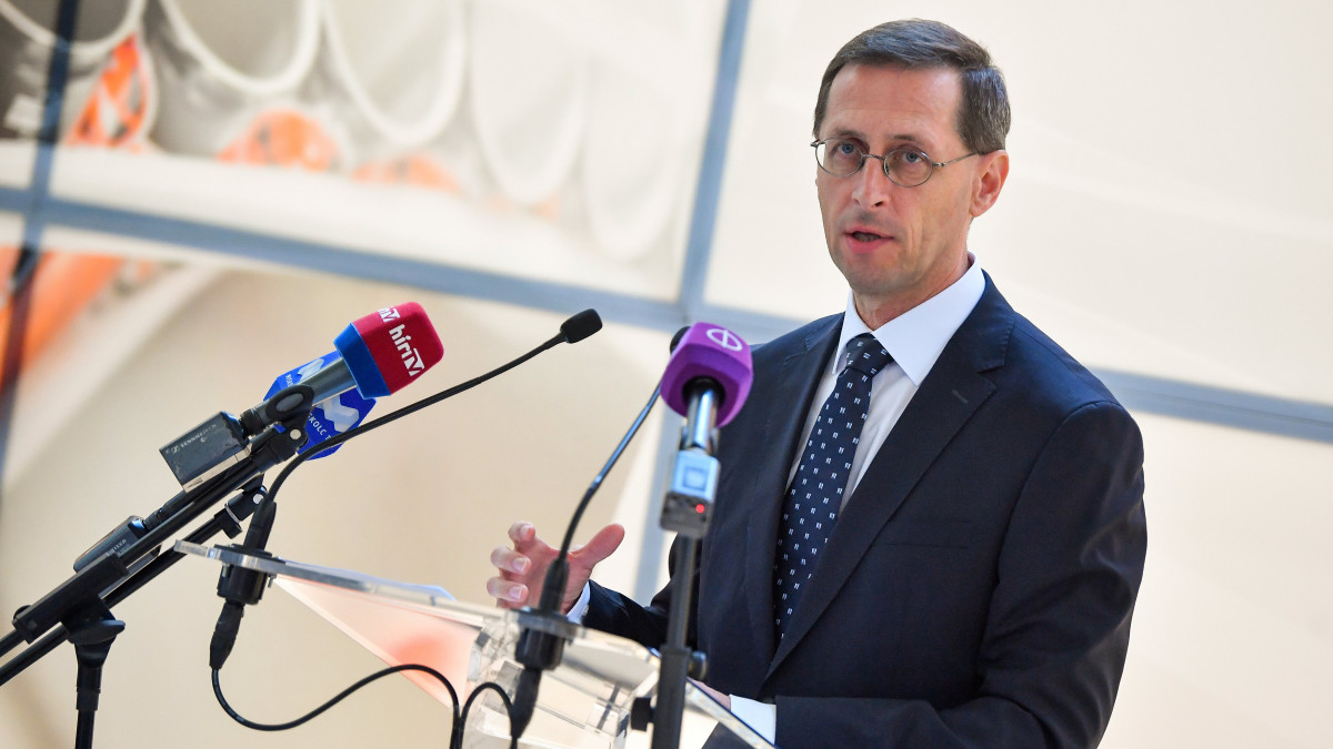 Varga Mihály pénzügyminiszter beszédet mond a Hell Energy Magyarország Kft. szikszói telephelyén épült új gyártósor átadásán 2019. július 19-én.
