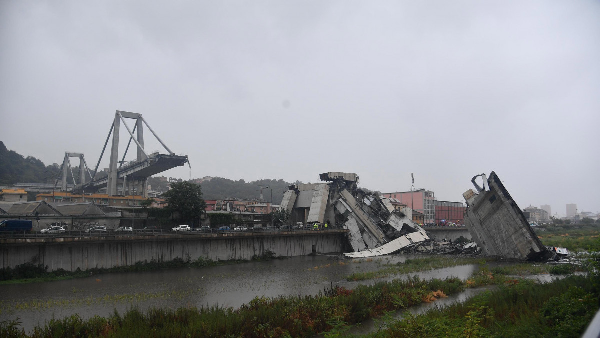Genova, 2018. augusztus 14.Az A10-es autópálya leszakadt hídja Genova közelében 2018. augusztus 14-én. A balesetnek több tucat halottja van. (MTI/EPALuca Zennaro)