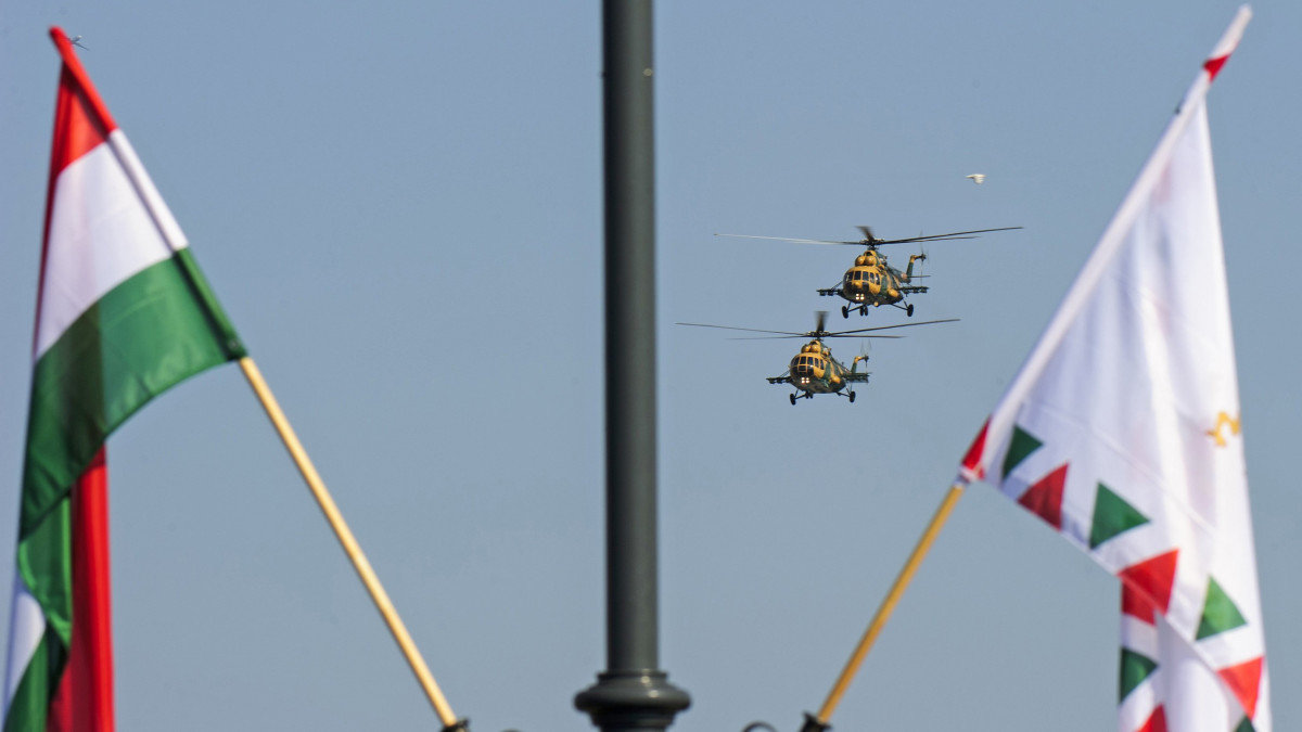 A magyar légierő Mi-17 típusú helikopterei a Duna felett a vízi és légi parádén 2018. augusztus 20-án, a nemzeti ünnepen.
