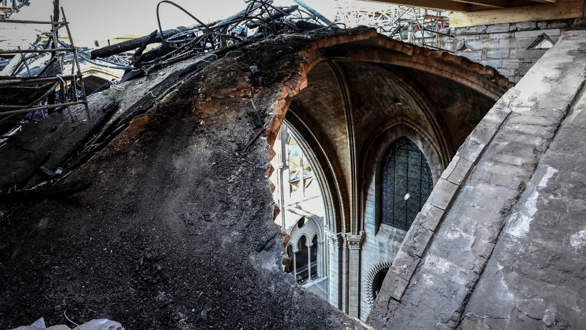 Beomlott kupola a párizsi Notre-Dame székesegyházban 2019. július 17-én. A 850 éves gótikus épületben április 15-én kitört tűzvészben leégett a tetőszerkezet és leomlott a kúp alakú huszártorony. A tetőszerkezetben és a torony borításában levő ólom a tűzvészben megolvadt, a levegőben szálló ólompor miatt a székesegyház előtti tér lezárva marad. A francia parlament július 16-án elfogadta a megrongálódott épület felújításáról szóló törvényt, amely öt évre tervezi a munkálatok időtartamát.