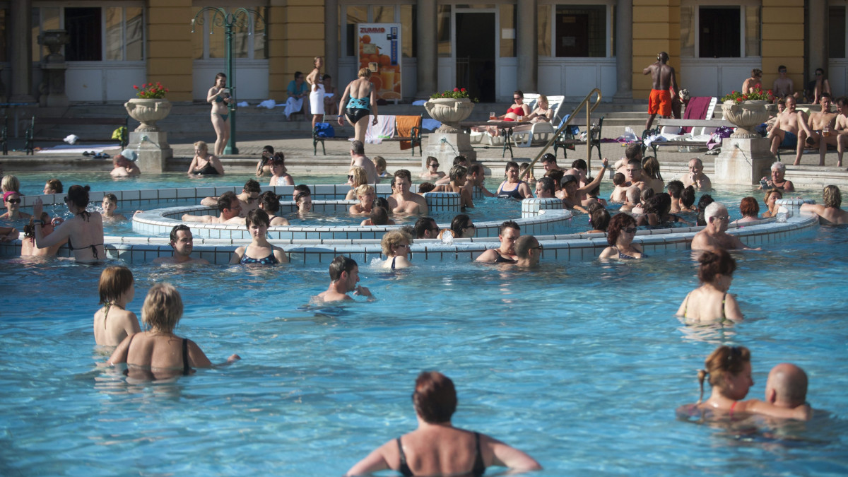 Fürdőzők a fennállásának 100. évfordulóját ünneplő budapesti Széchenyi Gyógyfürdő és Uszoda kültéri medencéjében 2013. június 14-én.