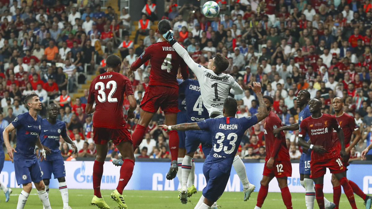 Jordan Henderson, a Liverpool játékosa (k, balról) és Kepa Arrizabalaga, a Chelsea kapusa (k, jobbról) a labdarúgó Európai Szuperkupa döntő mérkőzésén az isztambuli Vodafone Parkban 2019. augusztus 14-én.