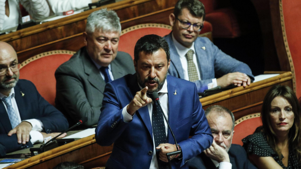 Matteo Salvini olasz miniszterelnök-helyettes, belügyminiszter a szenátus római üléstermében, ahol a kormány elleni bizalmatlansági indítvány tárgyalásának menetrendjéről vitáznak 2019. augusztus 13-án. Salvini szerint új választásokat kell tartani, miután pártja, a Liga augusztus 9-én közölte: bizalmatlansági indítványt terjeszt elő Giuseppe Conte olasz miniszterelnök ellen.