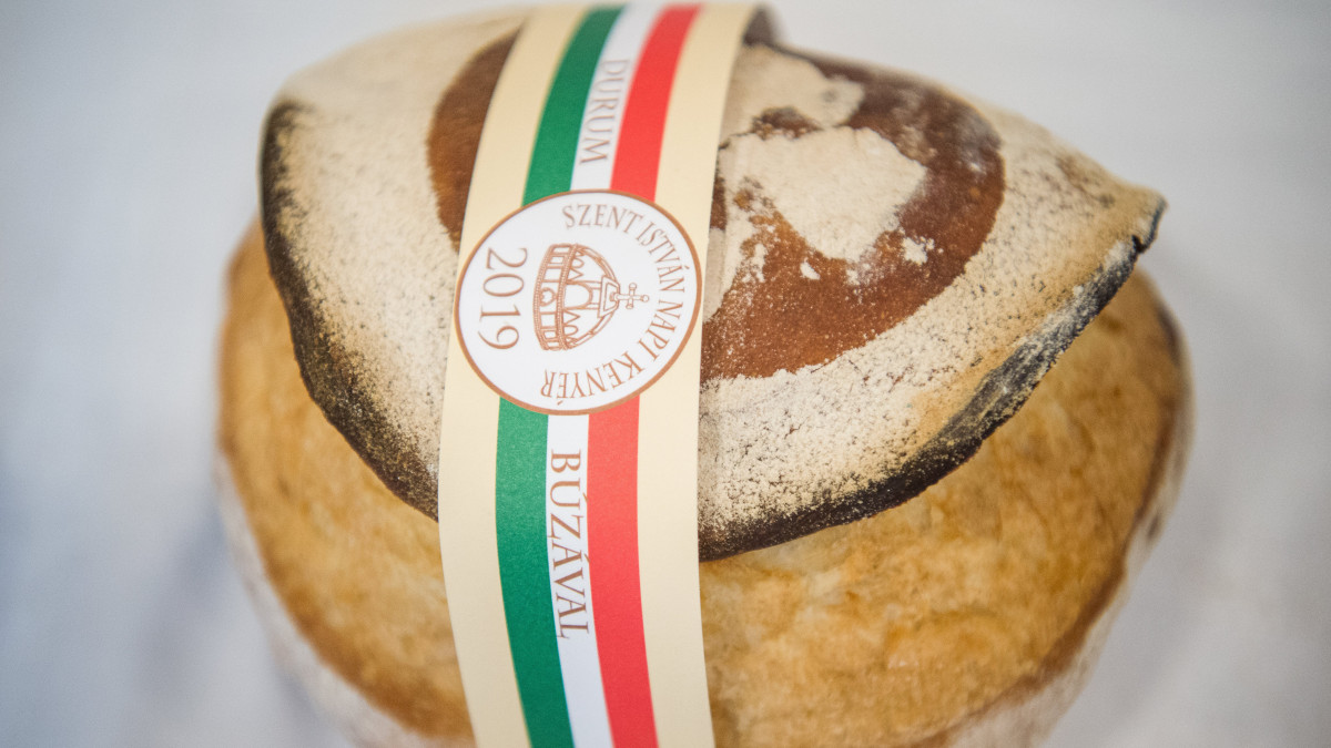 A Szent István-napi kenyér, a Pedró Pékség Szerencsetarsoly kenyere az augusztus 20-i ünnepi rendezvények szervezőinek sajtótájékoztatóján az Országház Vadásztermében 2019. július 31-én.