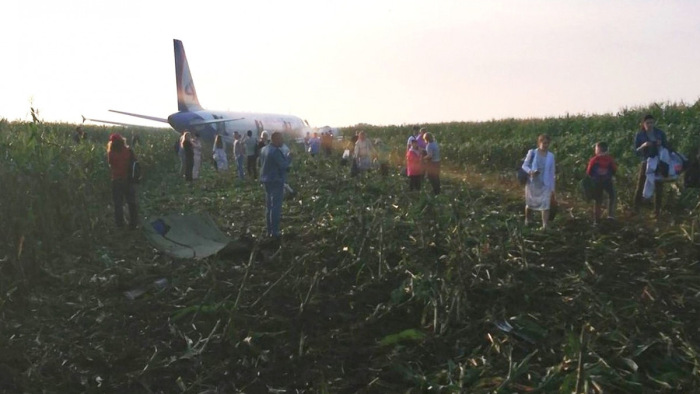 Újabb hírek a kukoricaföldön landolt utasszállítóról - fotók, videó a fedélzetről