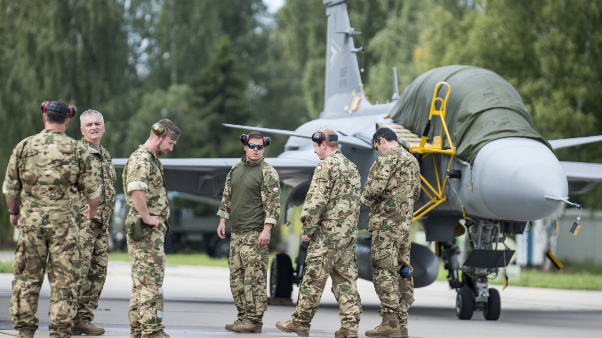 Magyar katonák Litvániában a siauliai repülőbázison 2019. augusztus 13-án. A Magyar Honvédség május 2-án hivatalosan is átvette a három balti állam légterének védelmét ellátó baltikumi légi rendészeti, Baltic Air Policing (BAP) szolgálatot. Ez a második alkalom, hogy a térségben magyar Gripen vadászgépek állnak készültségben.