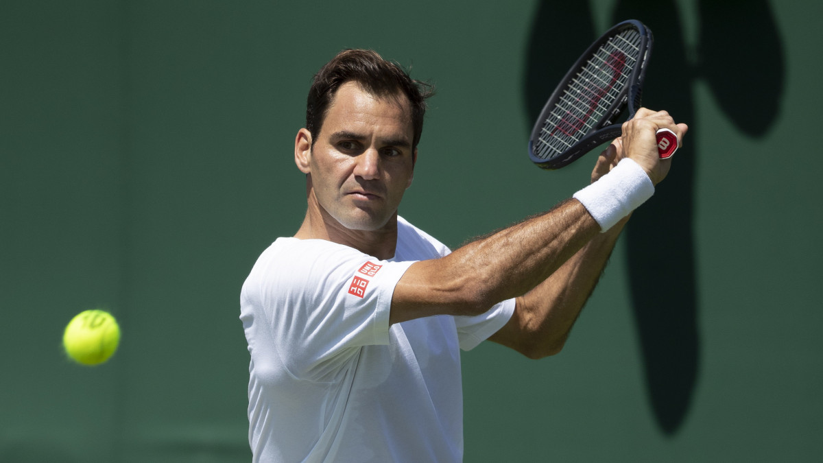 A svájci Roger Federer a wimbledoni teniszbajnokságot megelőző edzések egyikén Londonban 2019. június 27-én. A bajnokság július 1-jén kezdődik.