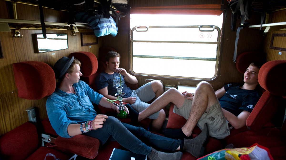 Fiatalok vízipipáznak egy fülkében a Hollandiából a Sziget fesztiválra tartó vonaton. A 16 kocsiból álló vonat több hollandiai várost érintve érkezik meg Budapestre. Az utazó és hálókocsik mellett egy partikocsi is tartozik a szerelvényhez, ahol az út teljes hossza alatt holland DJ-k szolgáltatják a zenét.