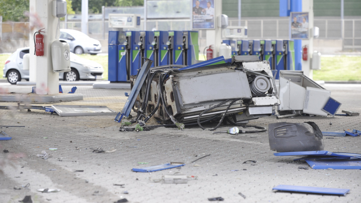 Kidöntött kútoszlop az M3-as autópálya fővárosi szakaszán egy benzinkúton 2019. augusztus 16-án. A kútoszlopot egy személyautó tette tönkre, amelynek vezetője a balesetben súlyosan megsérült.