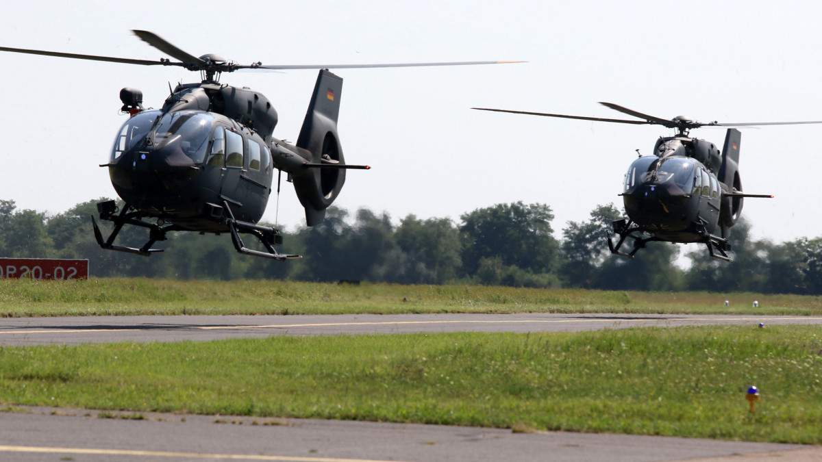 A német Luftwaffe H 145 M helikopterei a szolnoki helikopter bázison 2019. augusztus 16-án, a 20-i budapesti légibemutató főpróbáján. Hamarosan a Magyar Honvédségnél is ez a típus áll rendszerbe.