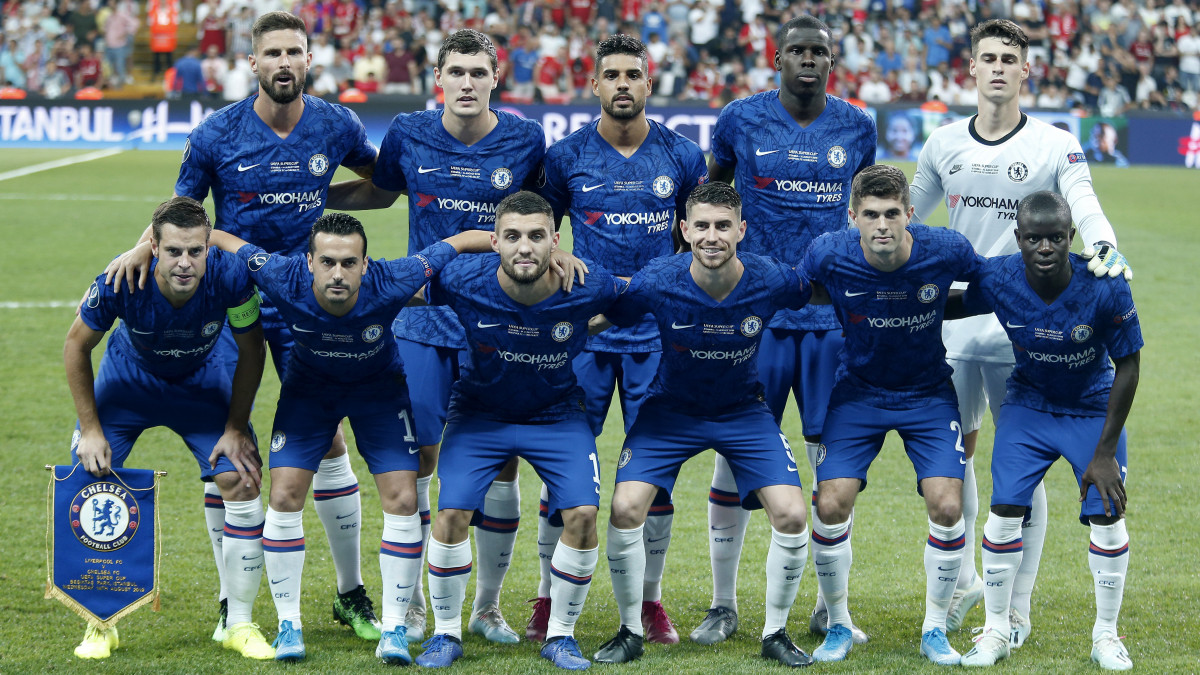 A Chelsea játékosai a labdarúgó Európai Szuperkupa döntőjének Liverpool elleni mérkőzése előtt az isztambuli Vodafone Parkban 2019. augusztus 14-én.