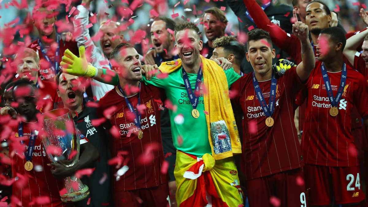 A Liverpool játékosai ünnepelnek a bajnoki trófeával, miután 2-2-es döntetlent követően tizenegyesekkel 5-4-re legyőzte a Chelsea csapatát a labdarúgó Európai Szuperkupa döntő mérkőzésén az isztambuli Vodafone Parkban 2019. augusztus 14-én.