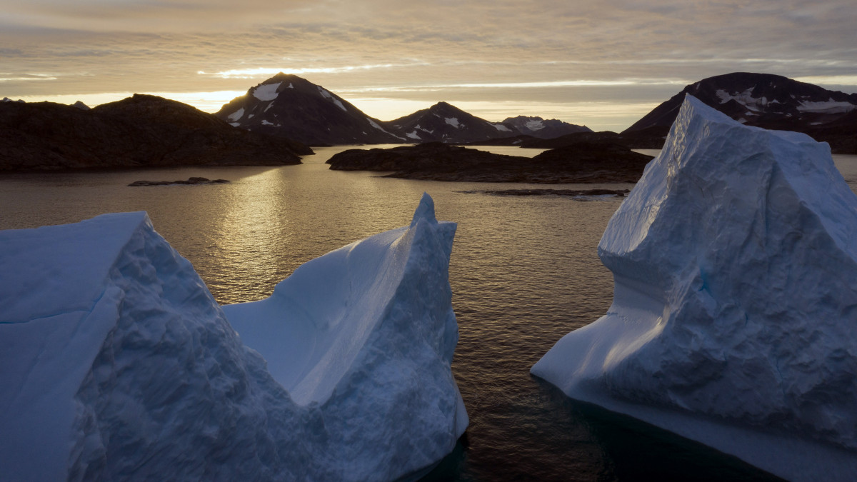 Jéghegyek a kelet-grönlandi Kulusuk közelében 2019. augusztus 16-án hajnalban. A grönlandi jég olvadása felgyorsult az utóbbi évtizedben.