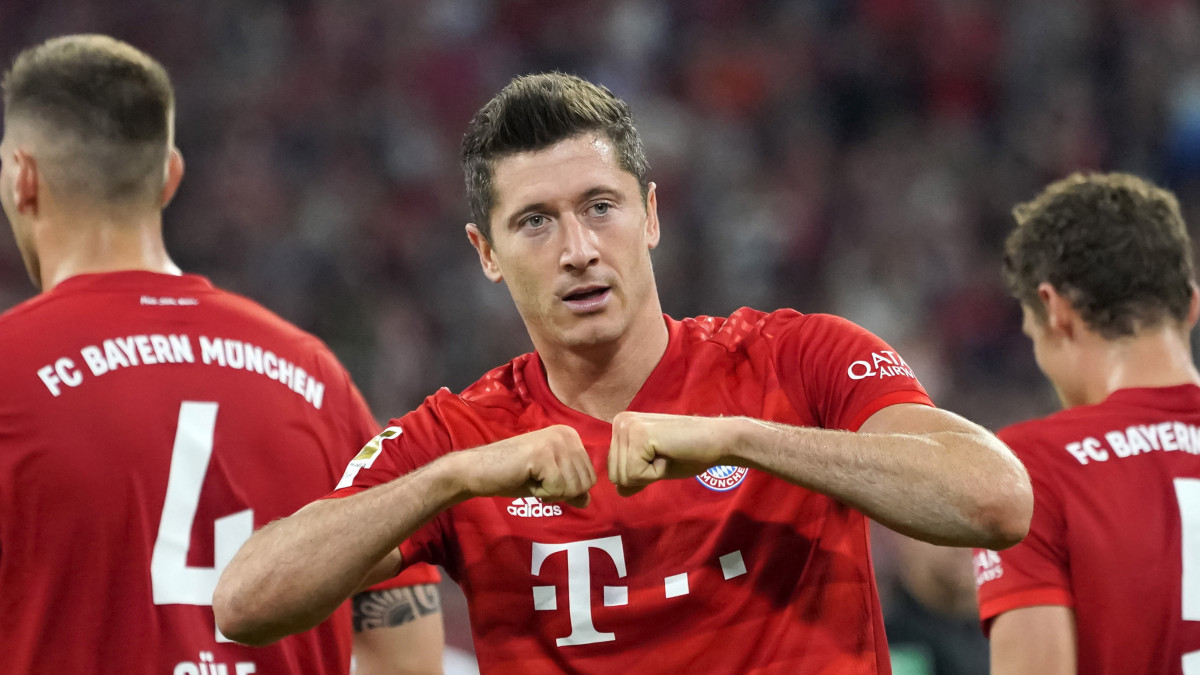 Robert Lewandowski, a Bayern München játékosa ünnepli a Hertha BSC elleni gólját a 2019. augusztus 16-i bajnoki labdarúgó-mérkőzésen Münchenben.