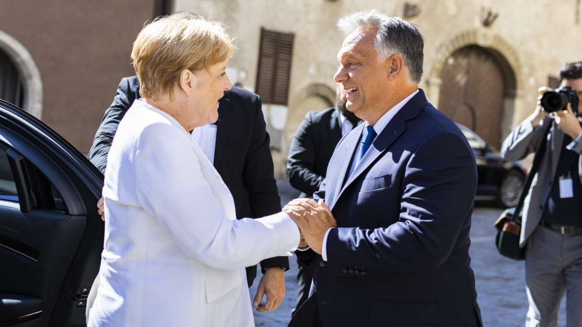 A Miniszterelnöki Sajtóiroda által közzétett képen Orbán Viktor kormányfő fogadja a Páneurópai Piknik 30. évfordulója alkalmából érkező Angela Merkel német kancellárt Sopronban 2019. augusztus 19-én.
