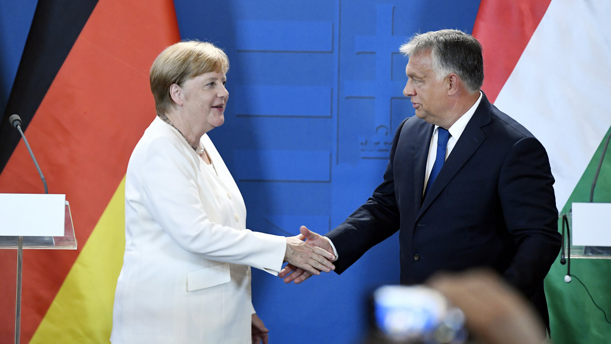 Angela Merkel német kancellár és Orbán Viktor miniszterelnök sajtónyilatkozatot tesz a Páneurópai Piknik 30. évfordulója alkalmából tartott ökumenikus istentisztelet után a soproni városházán 2019. augusztus 19-én.
