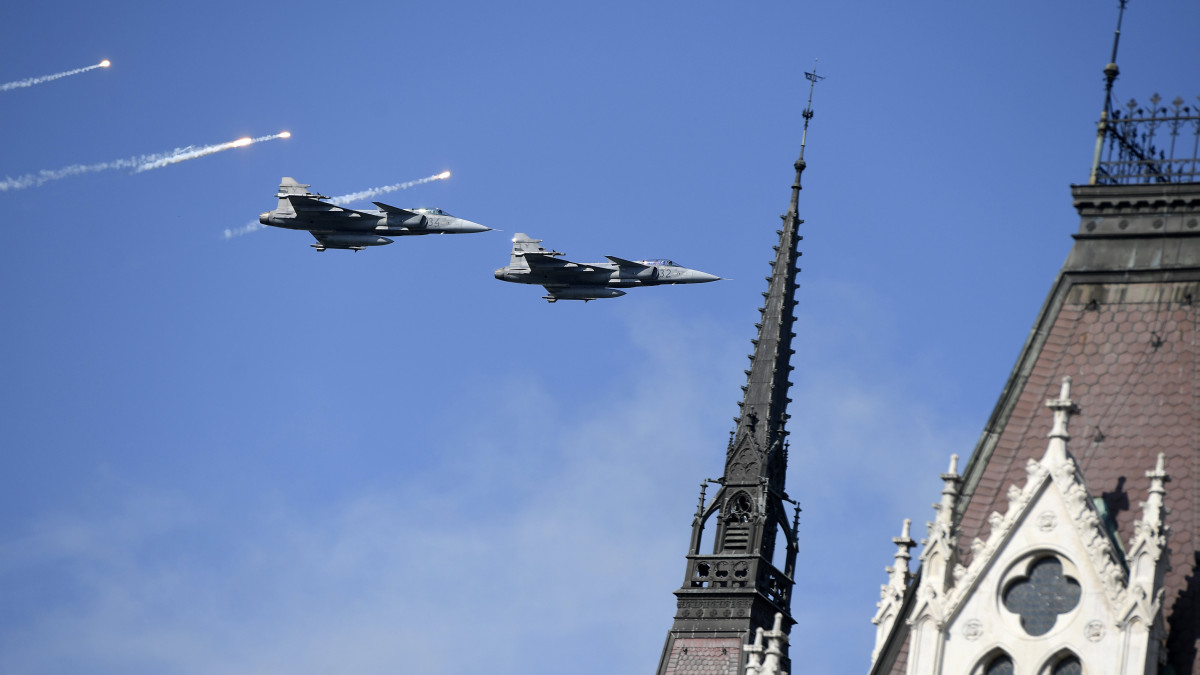 A Magyar Honvédség JAS 39 Gripen típusú vadászgépei a Parlament felett a nemzeti ünnep alkalmából tartott légi parádén 2019. augusztus 20-án.