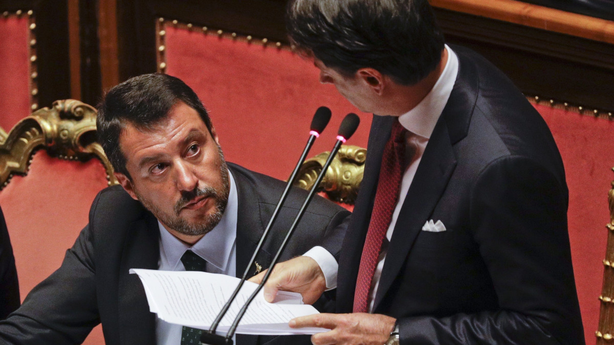 Giuseppe Conte olasz miniszterelnök (j) beszédét hallgatja Matteo Salvini olasz miniszterelnök-helyettes, belügyminiszter, a Liga párt vezetője a szenátus római üléstermében 2019. augusztus 20-án. Salvini szerint új választásokat kell tartani, miután pártja, a Liga augusztus 9-én közölte: bizalmatlansági indítványt terjeszt elő Giuseppe Conte olasz miniszterelnök ellen.