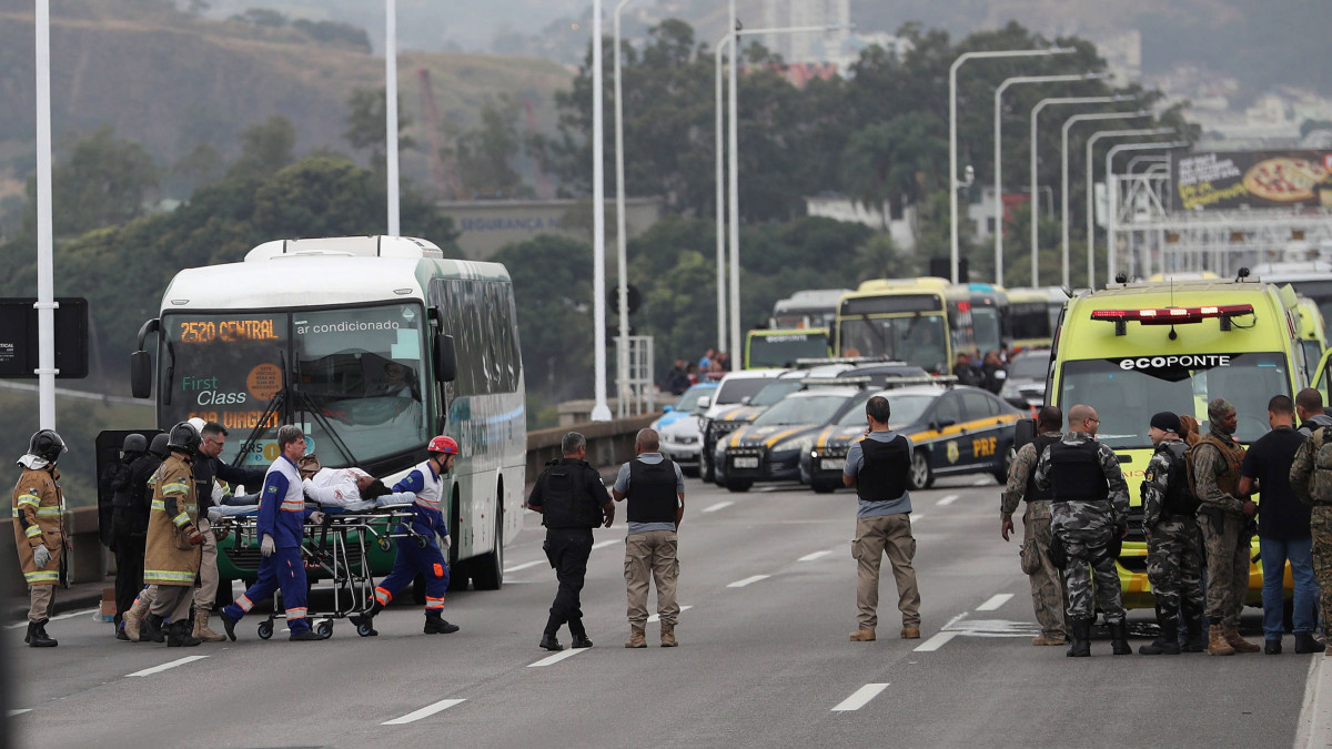 Az egyik szabadon engedett túszt viszik hordágyon a Rio de Janeirót és Niteróit összekötő hídon 2019. augusztus 20-án. A biztonsági erők lelőtték azt a túszejtőt, aki egy buszt kerített hatalmába több tucat utassal a fedélzetén. A felfegyverzett férfi azzal fenyegetőzött, hogy a nála lévő benzines kannával felgyújtja a buszt. A busz 37 utasa sértetlenül átvészelte a közel négy órán át tartó túszdrámát.
