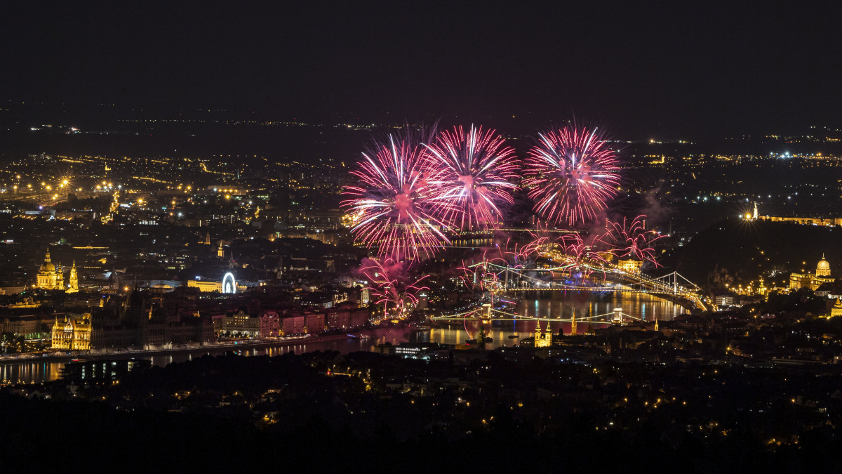 Tűzijáték a Duna felett Budapesten a nemzeti ünnepen, 2019. augusztus 20-án.