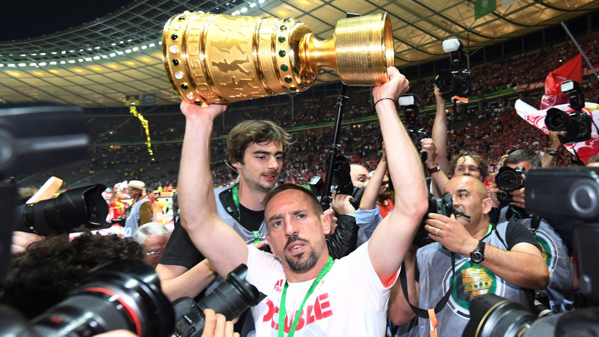Berlin, 2016. május 22.Franck Ribéry, a Bayern München játékosa a trófeával, miután csapata tizenegyesekkel 4-3-ra legyőzte a Borussia Dortmund együttesét a labdarúgó Német Kupa döntőjében Berlinben 2016. május 21-én. (MTI/EPA/Bernd Thissen)