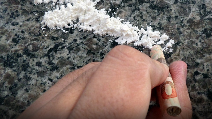 Két és fél kilónyi kokainnal a zsákjában szenvedett motorbalesetet