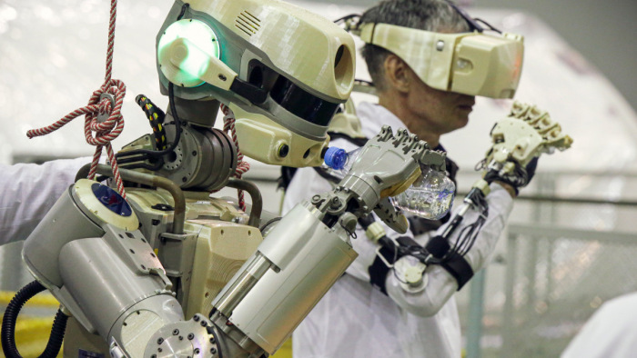 Becsekkolt a Nemzetközi Űrállomáson a robotember