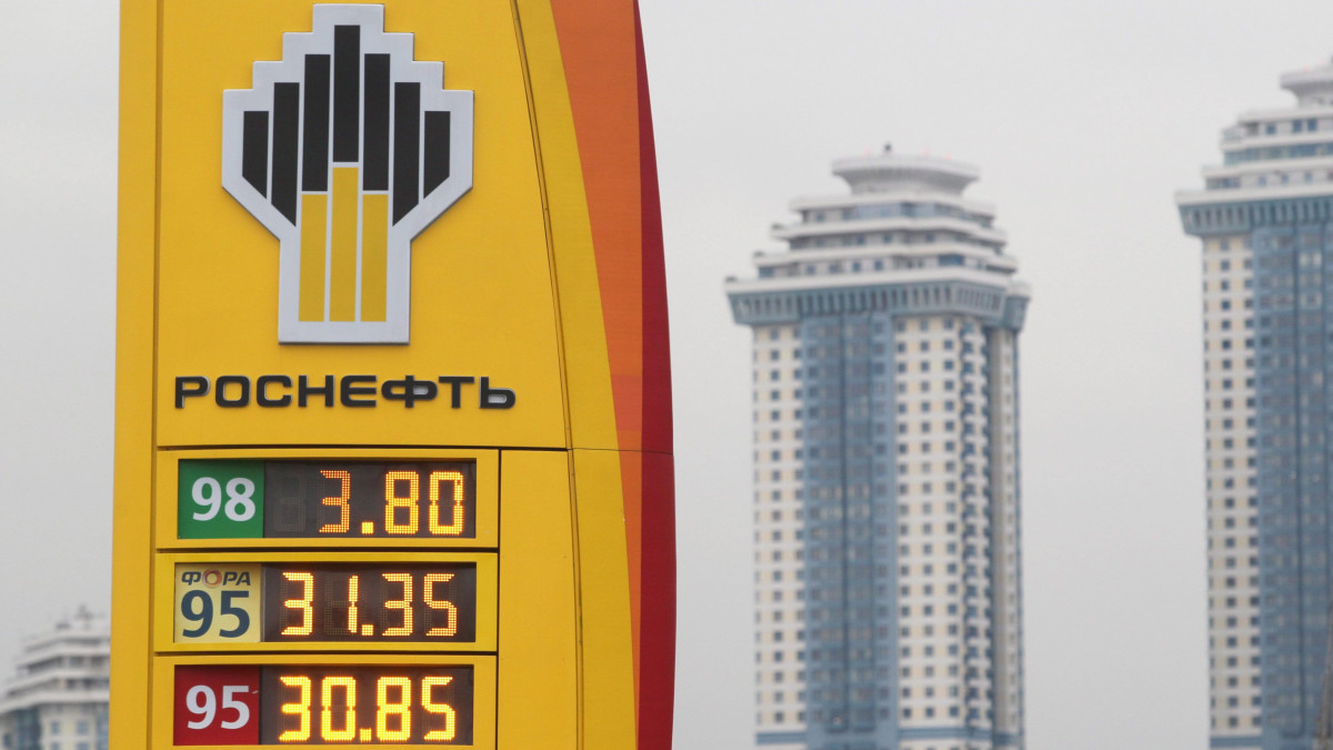 Moszkva, 2012. október 24.A Rosneft (Rosznyefty) állami tulajdonban lévő orosz kőolajipari csoport cégtáblája egy moszkvai benzinkúton 2012. október 24-én. Két nappal korábban a Rosneft bejelentette, hogy megvásárolja a British Petroleum brit olajtársaságnak a TNK-BP vegyesvállalatban meglévő 50 százalékos tulajdonrészét 17,1 milliárd dollárért, a Rosneft részvényeinek 12,84 százalékáért. (MTI/EPA/Szergej Ilnyickij)