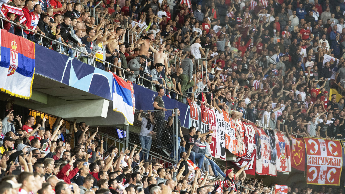 A szerb Crvena zvezda szurkolói a labdarúgó Bajnokok Ligája selejtezője negyedik fordulójának Young Boys elleni első mérkőzésén Bernben 2019. augusztus 21-én. A találkozó  2-2-es döntetlennel zárult.