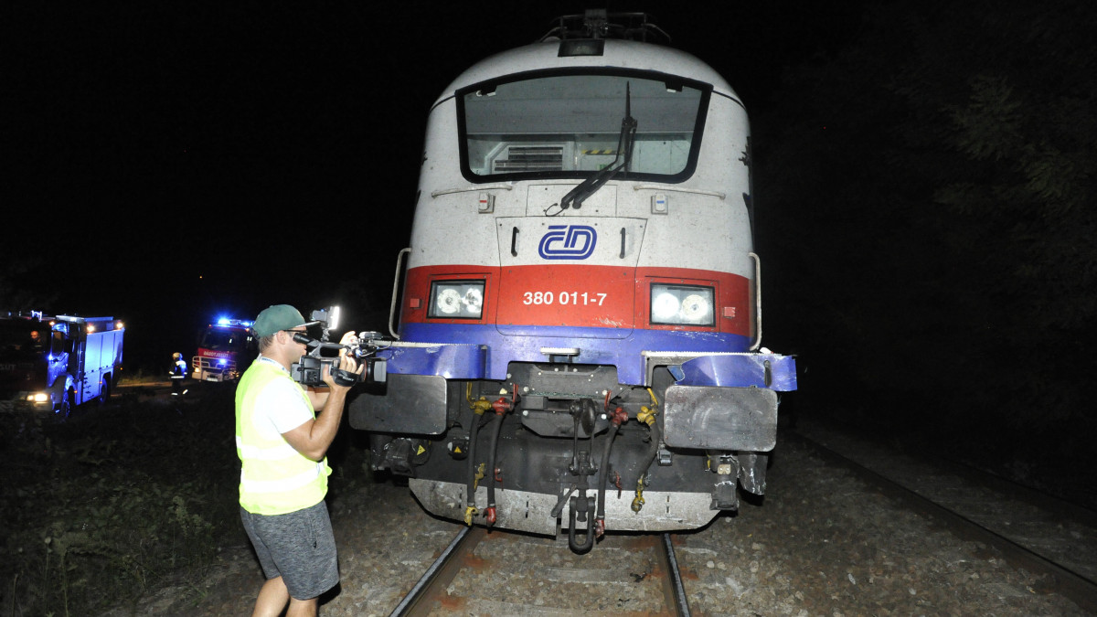 Vonat mozdonya, amely személygépkocsival ütközött Kismarosnál 2019. augusztus 21-én. Az autóban utazó három ember meghalt.