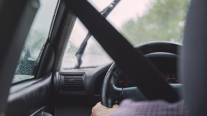 Ekkora felelőtlenséget nem lehet autósként elkövetni, babával a hátsó ülésen – videó