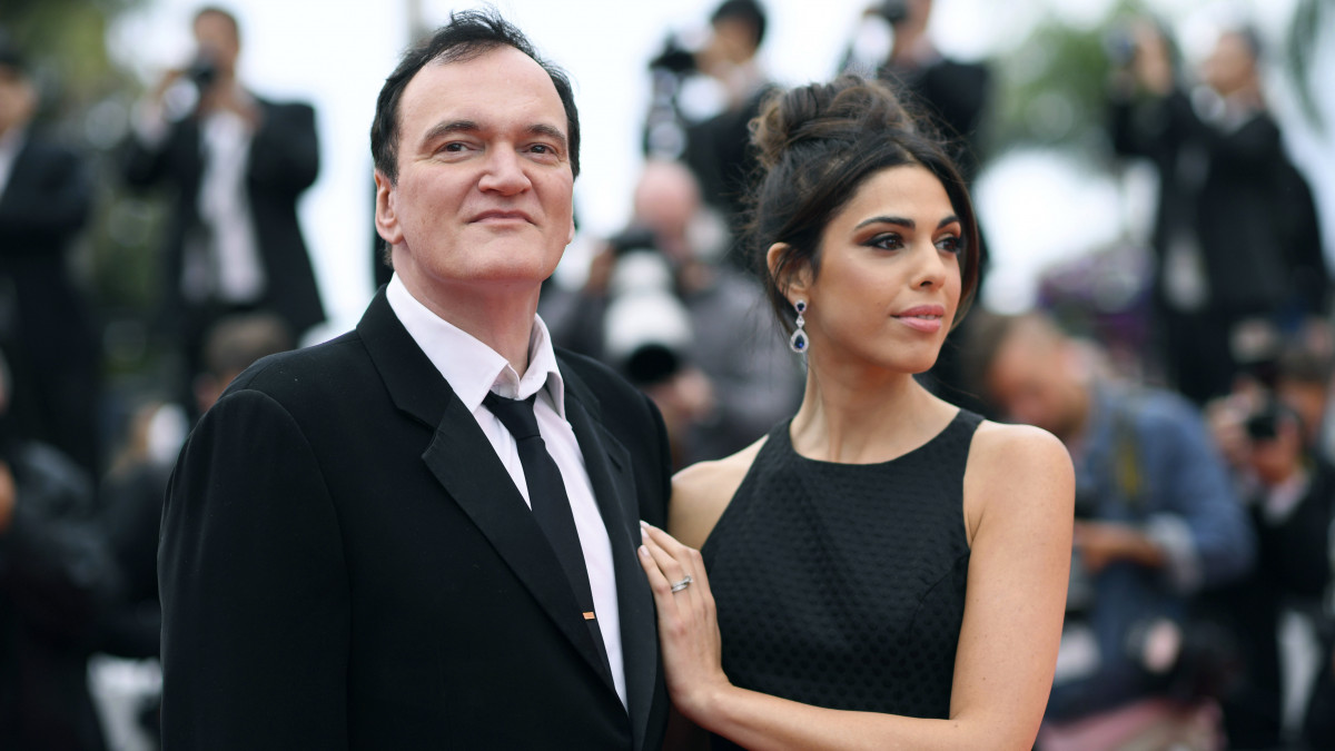 2019. május 18-án készült kép Quentin Tarantino amerikai rendezőről és feleségéről, Daniella Pick izraeli manökenről a 72. Cannes-i Nemzetközi Filmfesztiválon. Sajtóértesülések szerint az 56 éves Tarantino és a 35 éves Pick első gyermeküket várja.