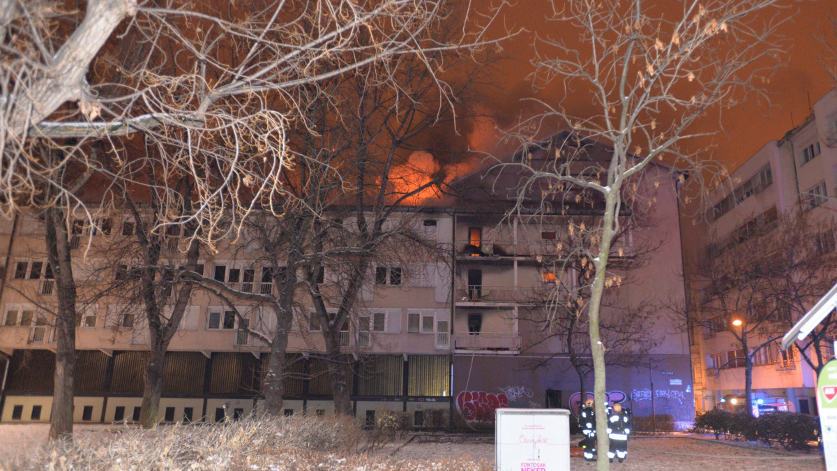Kollégium égő épülete Budapest IX. kerületében, a Markusovszky téren 2019. január 23. Az égő házban a tűzoltók egy holttestet találtak.