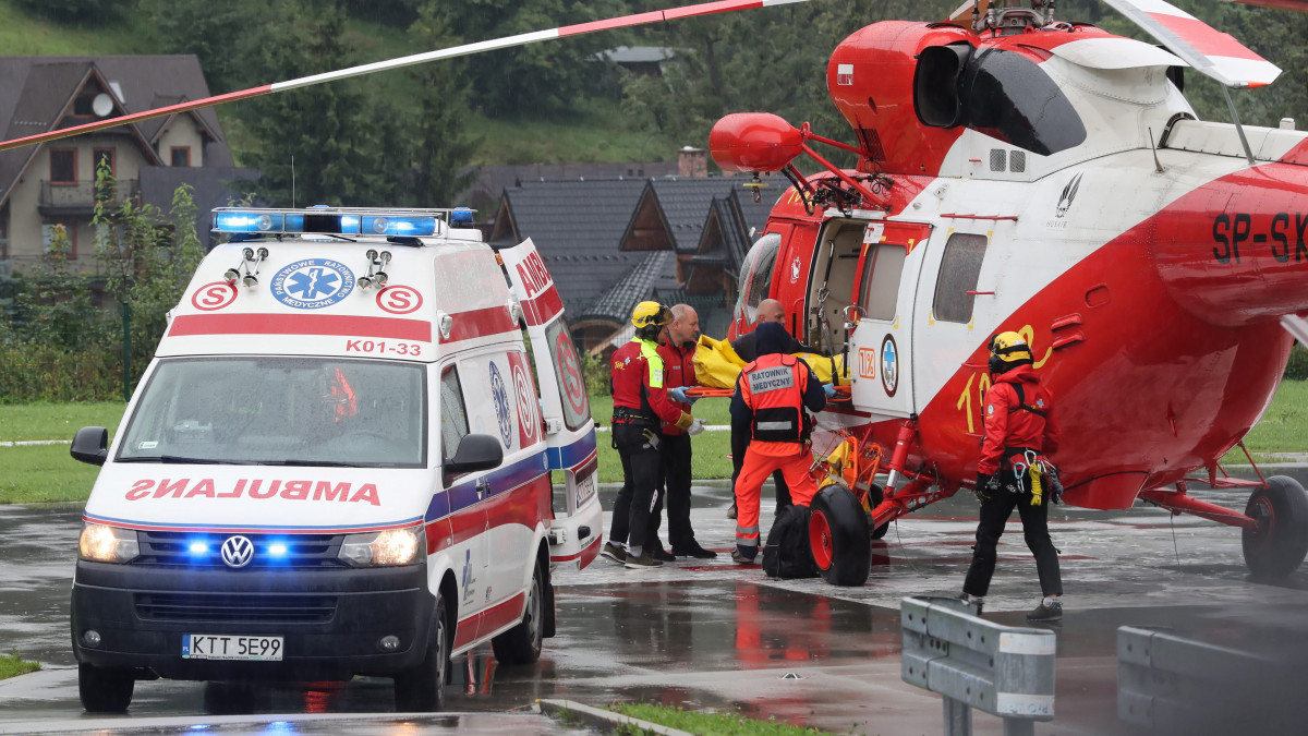 Sebesült turistát visznek kórházba a lengyel Tátrában levő Zakopanében 2019. augusztus 22-én, miután vihar tört ki az üdülőközpont térségében. A vihart kísérő villámcsapásokban négyen - két felnőtt és két gyerek - életüket veszítették, és csaknem százan megsérültek. Nyolcvankilenc könnyebb sérültet a zakopanei kórházba szállítottak, a súlyos sérülteket a térségbeli kórházakba vitték.