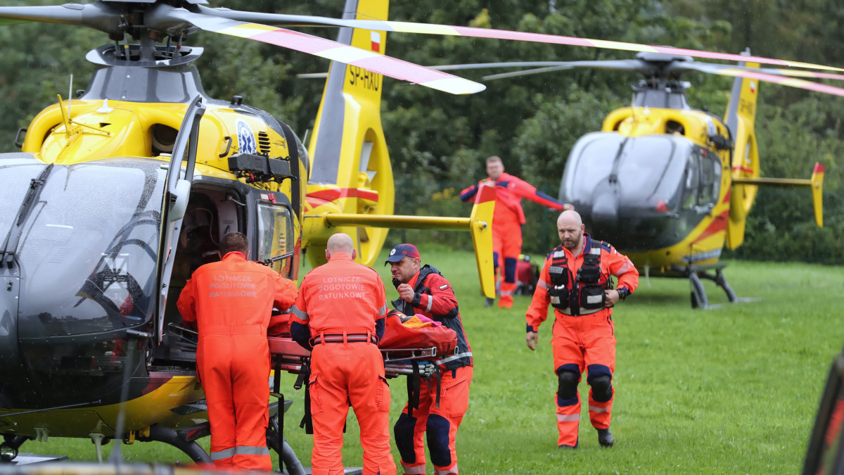 Sebesült turistát visznek kórházba a lengyel Tátrában levő Zakopanében 2019. augusztus 22-én, miután vihar tört ki az üdülőközpont térségében. A vihart kísérő villámcsapásokban négyen - két felnőtt és két gyerek - életüket veszítették, és csaknem százan megsérültek. Nyolcvankilenc könnyebb sérültet a zakopanei kórházba szállítottak, a súlyos sérülteket a térségbeli kórházakba vitték.