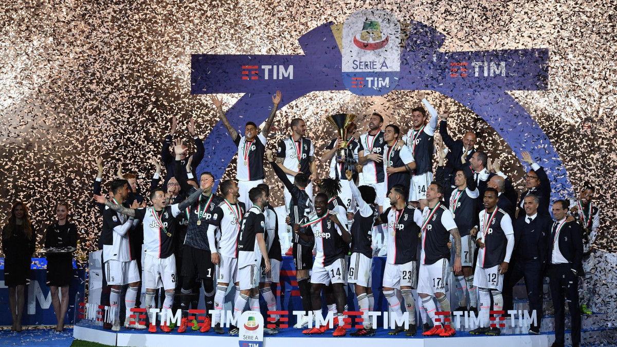 A Juventus játékosai ünnepelnek a bajnoki trófeával az olasz első osztályú labdarúgó-bajnokság 37. fordulójában játszott Juventus - Atalanta mérkőzés végén a torinói Allianz Stadionban 2019. május 19-én. A találkozó 1-1-es döntetlennel ért véget. A Juventus sorozatban nyolcadszor nyerte meg az olasz bajnokságot.