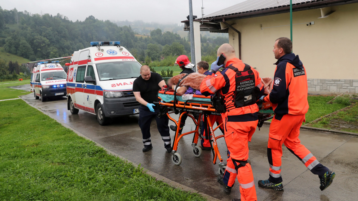 Sebesült turistát visznek kórházba a lengyel Tátrában levő Zakopanéban 2019. augusztus 22-én, miután vihar tört ki az üdülőközpont térségében. A vihart kísérő villámcsapásokban négyen - két felnőtt és két gyerek - életüket veszítették, és csaknem százan megsérültek. Nyolcvankilenc könnyebb sérültet a zakopanei kórházba szállítottak, a súlyos sérülteket a térségbeli kórházakba vitték.