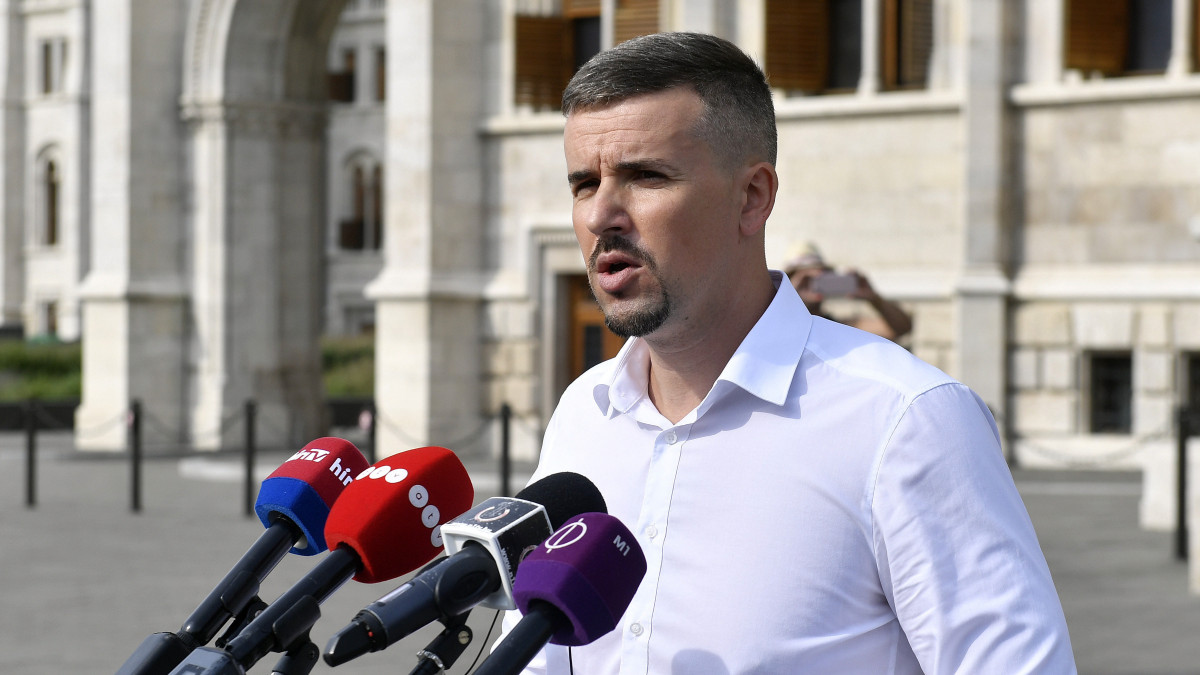 Jakab Péter, a Jobbik parlamenti frakcióvezetője sajtótájékoztatót tart Az önkormányzati választások tétje címmel az Országház előtt 2019. augusztus 24-én.
