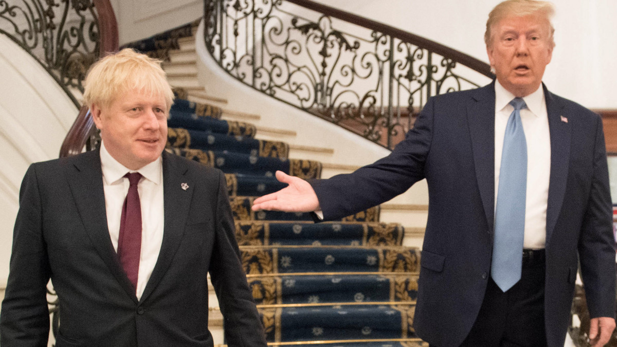 Donald Trump amerikai elnök (j) és Boris Johnson brit miniszterelnök kétoldalú megbeszélésük előtt a világ hét legfejlettebb ipari országa (G7) csúcstalálkozójának második napján a délnyugatfranciaországi Biarritzban 2019. augusztus 25-én.