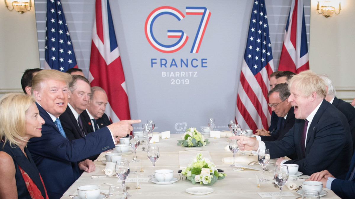 Donald Trump amerikai elnök (b2) és Boris Johnson brit miniszterelnök kétoldalú megbeszélést folytat a világ hét legfejlettebb ipari országa (G7) csúcstalálkozójának második napján a délnyugatfranciaországi Biarritzban 2019. augusztus 25-én.