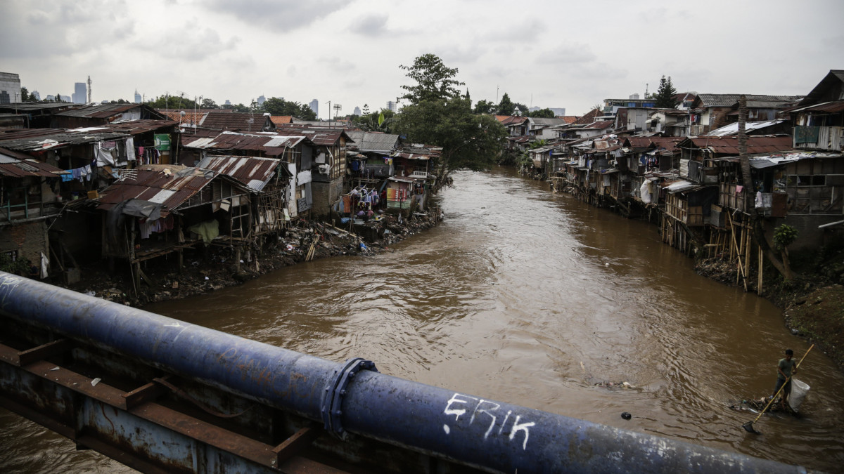 Jakarta, 2018. április 5.2018. április 5-én közreadott kép nyomortanyákról a Ciliwung folyó partján, Jakartában február 6-án. Jakarta északnyugati része évente 7-10 centimétert, az északkeleti 2-4 centimétert süllyed a talajvízkészlet szivattyúzása, illetve a világóceán szintjének a jégsapkák olvadásából adódó emelkedése miatt. A mintegy tízmilliós lakosú főváros területének közel 40 százaléka van a tengerszint alatt, és a város élhető területének rohamos zsugorodása világviszonylatban is az elsők közt van. Az indonéz kormány védőgátat építtet a Jakartai-öböl partszakaszán. (MTI/EPA/Mast Irham)