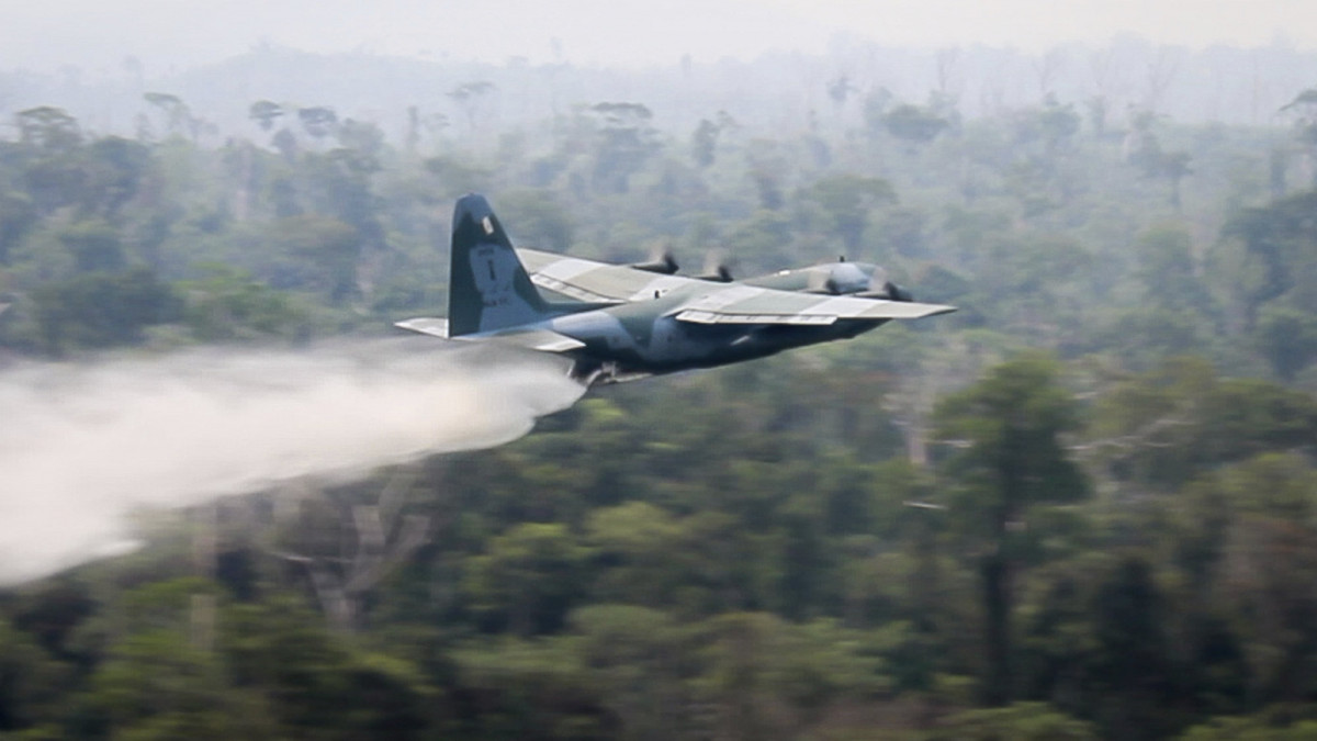 A brazil védelmi minisztérium által közreadott képen egy Hercules C-130-as teherszállító repülőgéppel oltják az erdőtüzet az Amazonas esőerdei felett 2019. augusztus 24-én. Az Amazonas vidékén napok óta erdőtüzek pusztítanak. A Föld tüdejének is nevezett amazonasi esőerdő a legnagyobb a világon. Létfontosságú a szén-dioxid elnyelésében, ezáltal lassítja a globális felmelegedést. Hozzávetőleg egymillió őslakos és hárommillió növény- és állatfaj él a vidéken. A brazil kormány 44 ezer katonát és katonai repülőgépeket vet be a tomboló erdőtüzek megfékezése érdekében az Amazonas-medencében.