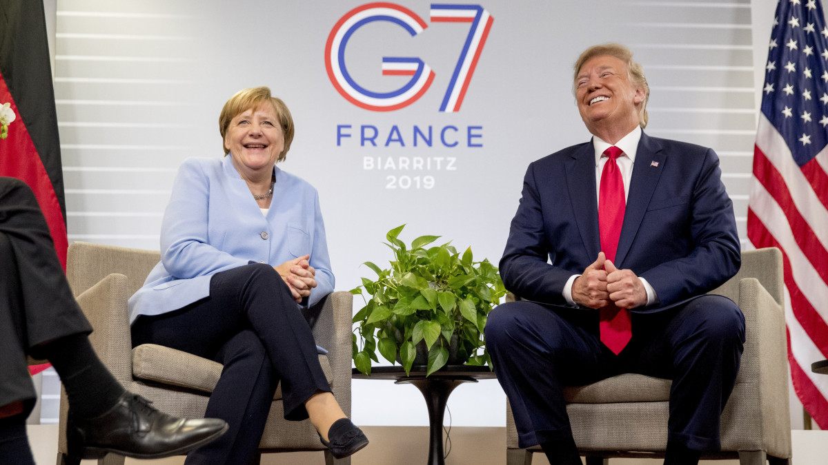 Angela Merkel német kancellár (b) és Donald Trump amerikai elnök kétoldalú megbeszélést folytat a világ hét legfejlettebb ipari országa (G7) vezetőinek csúcstalálkozóján a délnyugatfranciaországi Biarritzban 2019. augusztus 26-án.