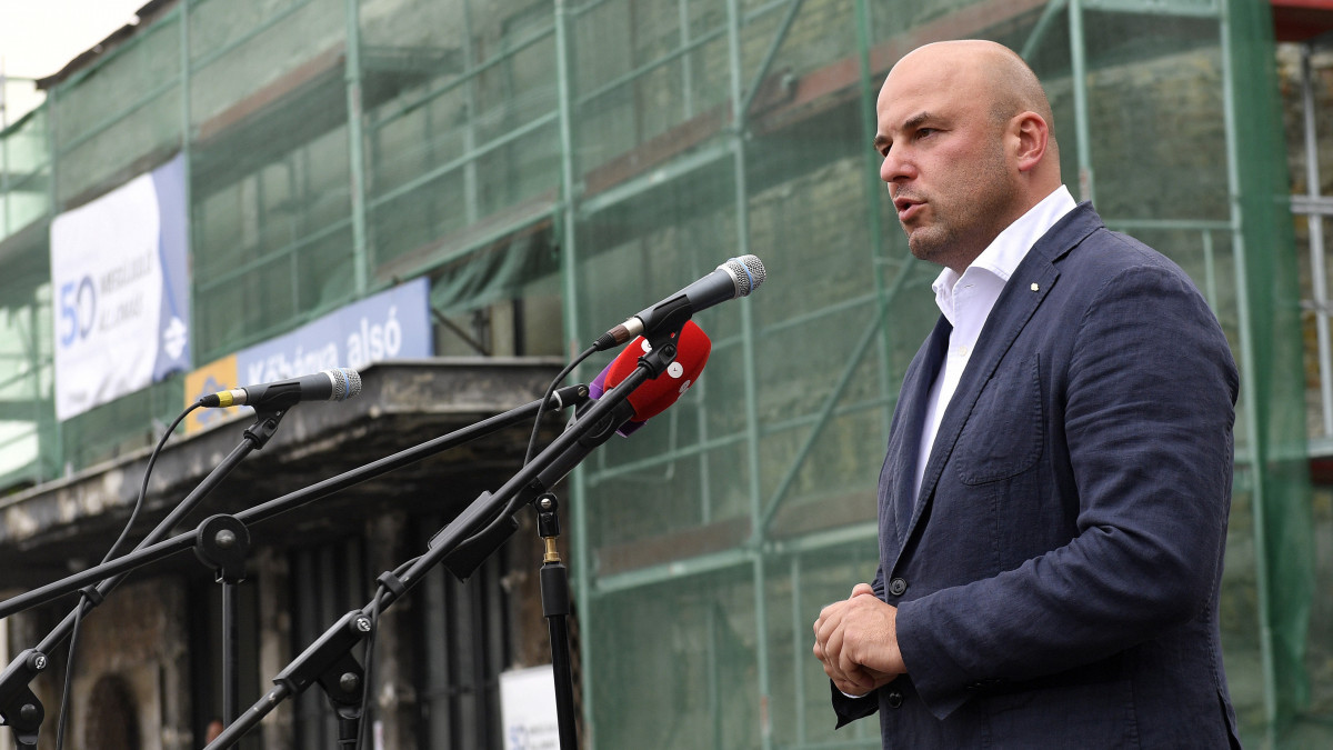 Homolya Róbert, a MÁV Zrt. elnök-vezérigazgatója sajtótájékoztatót tart vasúttársaság 50 megújuló állomás elnevezésű programjáról a Kőbánya alsó megállóhelyen 2019. augusztus 26-án.